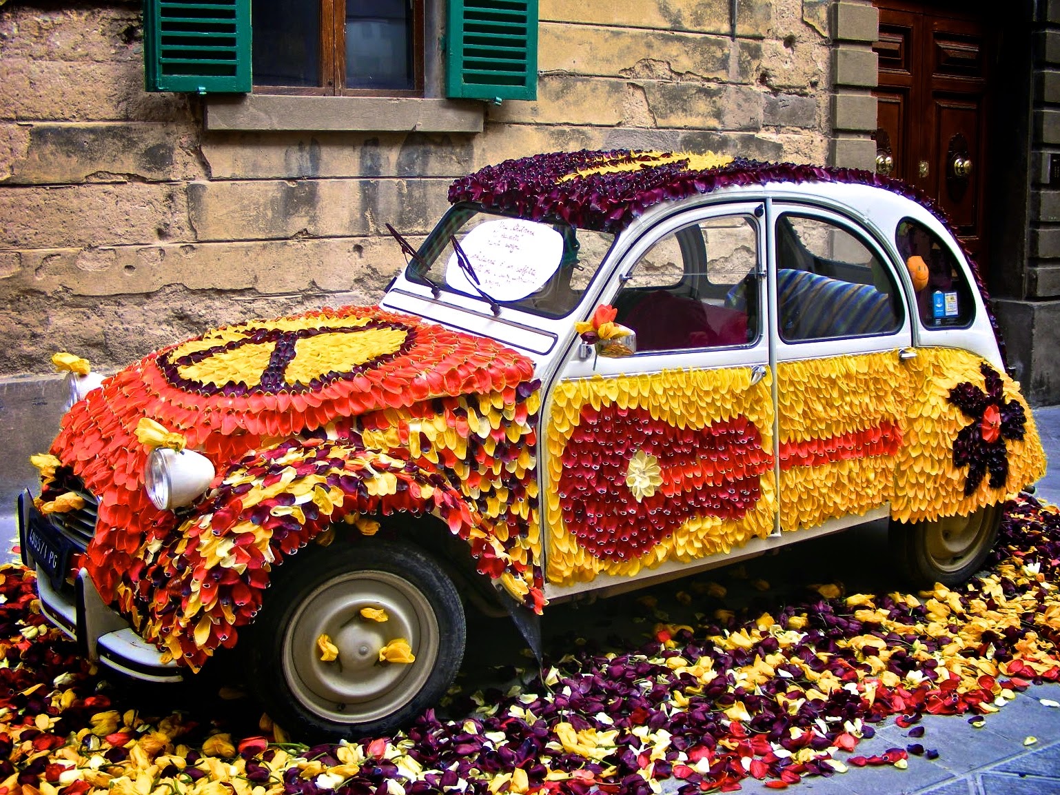La festa del Tulipano a Castiglion del Lago con parata di carri allegorici